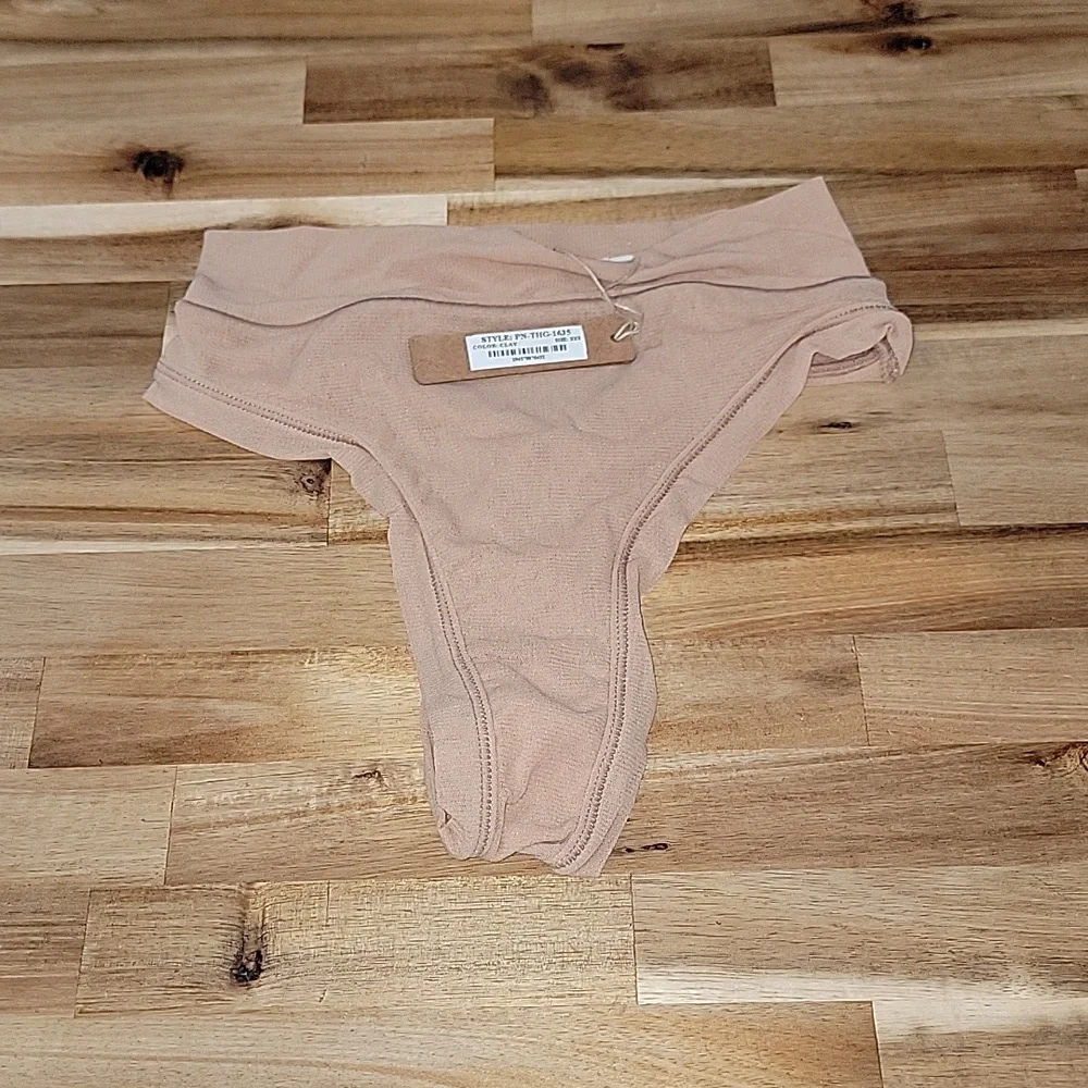 SKIMS Kim Kardashian Women's XXS Thong Panties New w/ Tags!